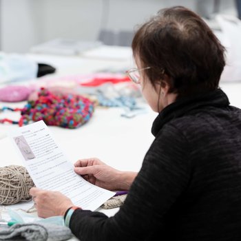 Person at a learning course crocheting