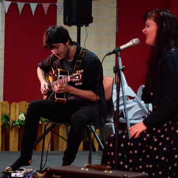 Photo of Elina Duni singing and Rob Luft on guitar