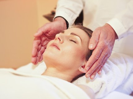 A person doing reiki on someone